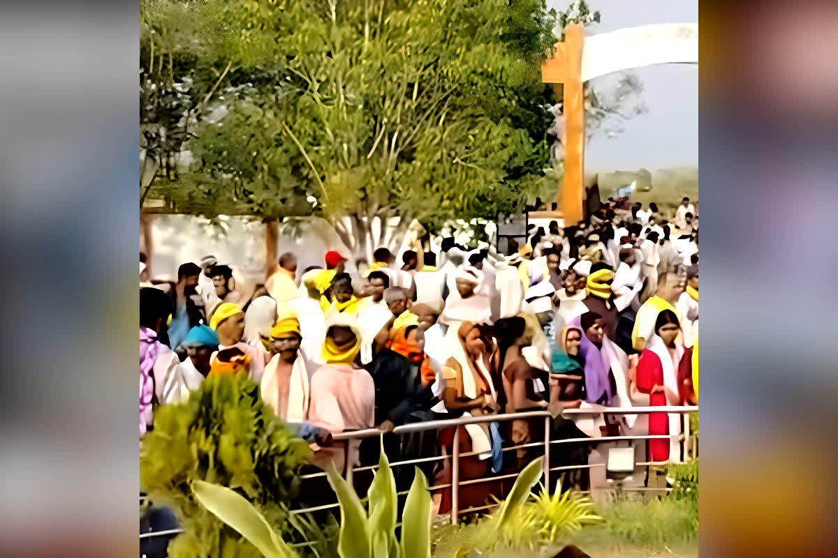 Sarva Aadivasi Samaj Balod Collectorate Gherao : बैरिकेड्स तोड़कर कलेक्टर परिसर में घुसे सैकड़ों आदिवासी! पुलिस की वाटर कैनन भी रही बेअसर, जानें किन मांगों को लेकर डाला डेरा