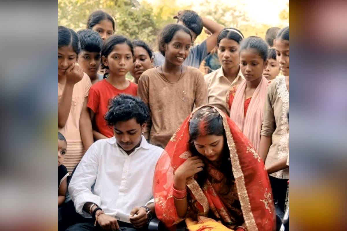 Bihar Me Bahan Se Shadi : बहन को ही बना ली दुल्हन…दोनों के बीच इतना गहरा था प्यार कि घर वाले भी नहीं कर पाए इंकार, परिवार की मौजूदगी में लिए सात फेरे