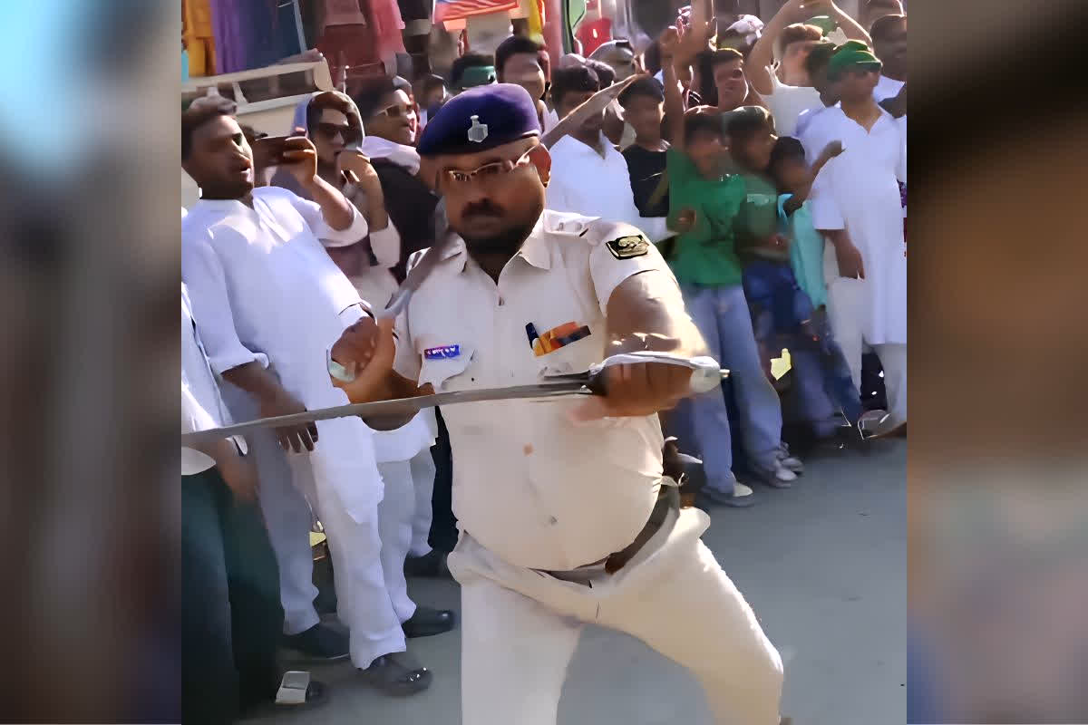 Police Officer Muharram Viral Video : मुहर्रम के जुलूस में ऑन-ड्यूटी दारोगा साहब ने दिखाया ऐसा रूप, वीडियो वायरल होते ही एसएसपी ने लिया बड़ा एक्शन