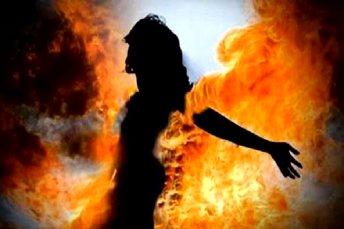 Head Constable Commits Suicide: महिला प्रधान आरक्षक ने किया आत्मदाह, घर के अंदर ही खुद को किया आग के हवाले, वजह जानकर उड़े सबके होश