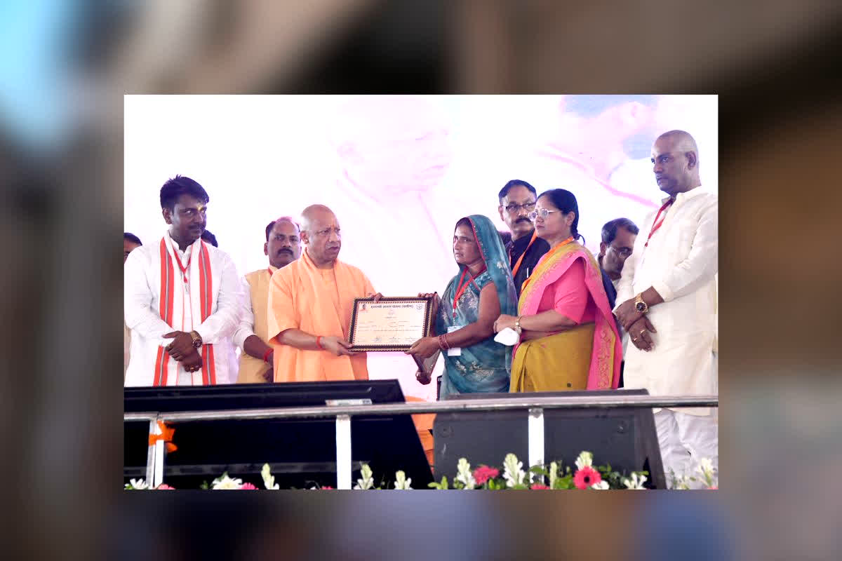CM Yogi Sant Kabir Nagar Visit : तामेश्वरनाथ धाम को मिलेगी नई पहचान! 475 करोड़ की सौगात के बीच CM योगी के कई बड़े ऐलान, लाखों परिवारों को भी ये खुशखबरी