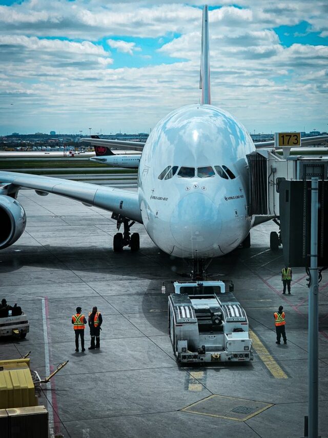 Biggest Airports in India: देश के सबसे बड़े 'जेवर एयरपोर्ट' से शुरू हुआ विमानों का कॉमर्शियल ऑपरेशन.. जानें देश के 10 सबसे बड़े एयरपोर्ट्स के नाम और किन  राज्यों में है स्थित..