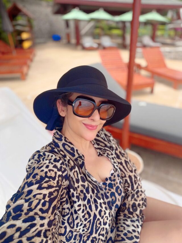 Manisha Koirala: समुद्र किनारे मनीषा कोइराला का बोल्ड लुक, मोनोकिनी लुक ने उड़ाए होश!