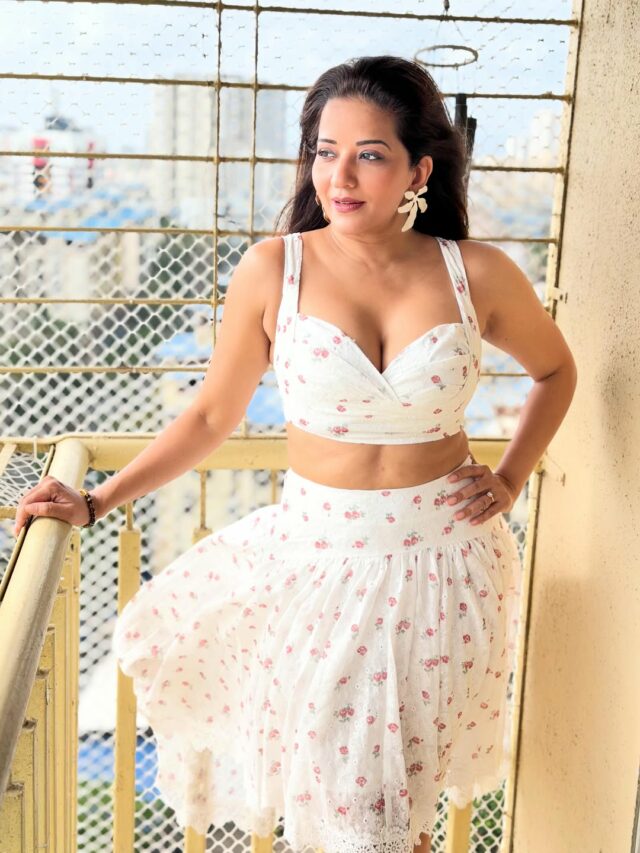 Monalisa Photos: फूलों का झुमका, फ्लॉवर ड्रेस और कातिलाना अंदाज..बालकनी में Monalisa का दिल जीत लेने वाला जलवा!