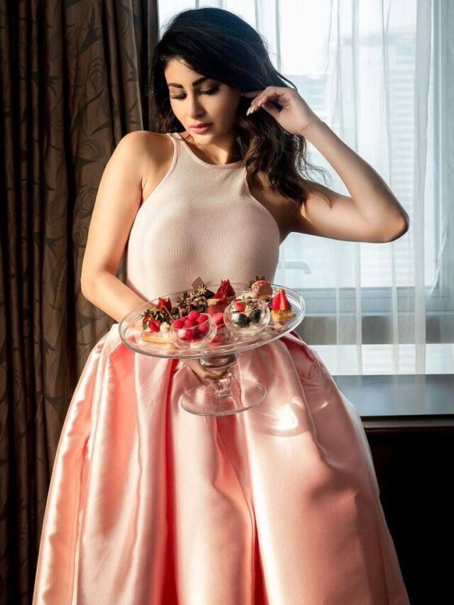 Mouni Roy Hot Pic: बार्बी गर्ल बनी बॉलीवुड की ये एक्ट्रेस, पिंक ड्रेस में दिए शानदार पोज, देखें तस्वीरें