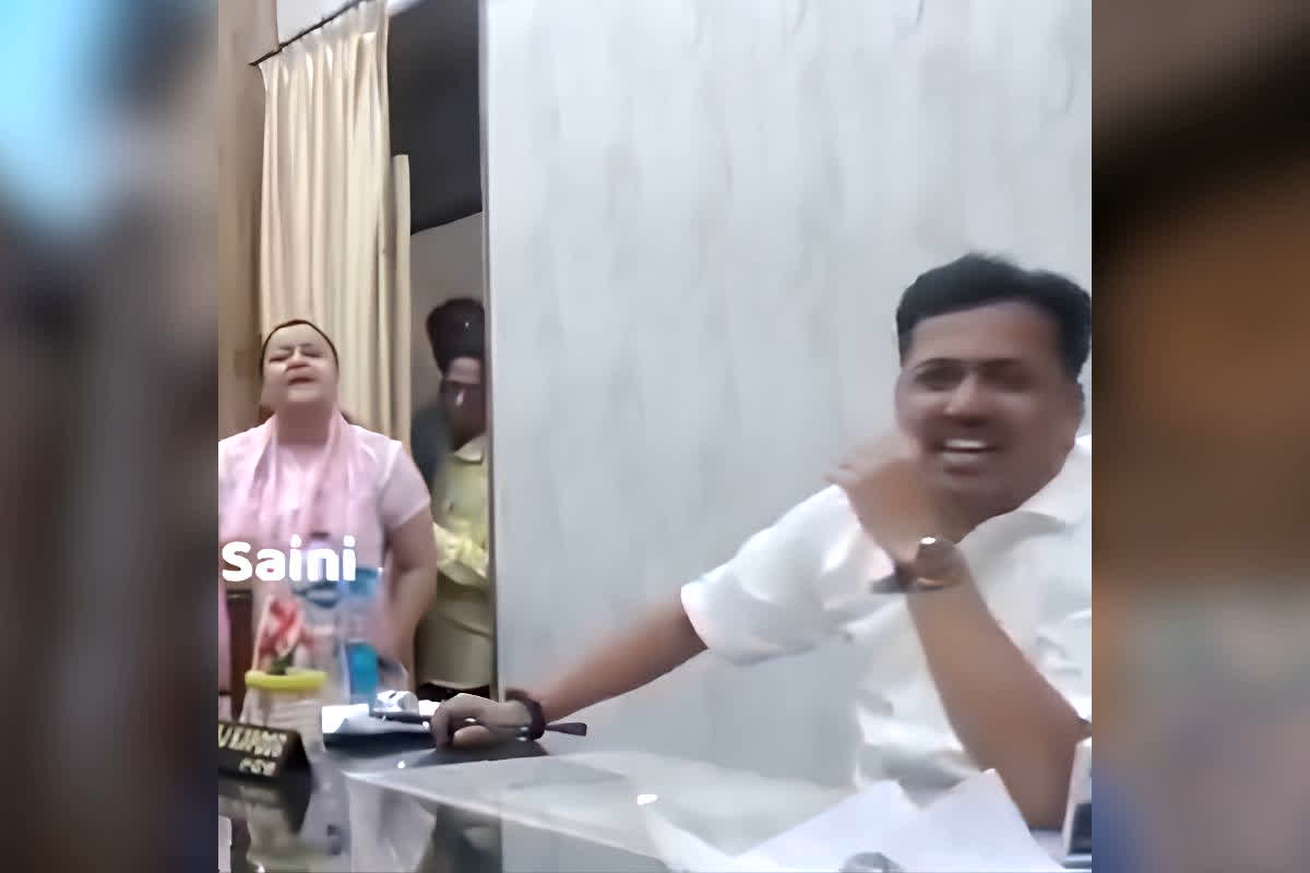 Female Supply Inspector & Journalist Video : ‘तुम दलाल हो…’ सरकारी दफ्तर में महिला अफसर और पत्रकार के बीच मचा हाई-वोल्टेज ड्रामा, सामने बैठे SDM का रिएक्शन देख रह जाएंगे हैरान