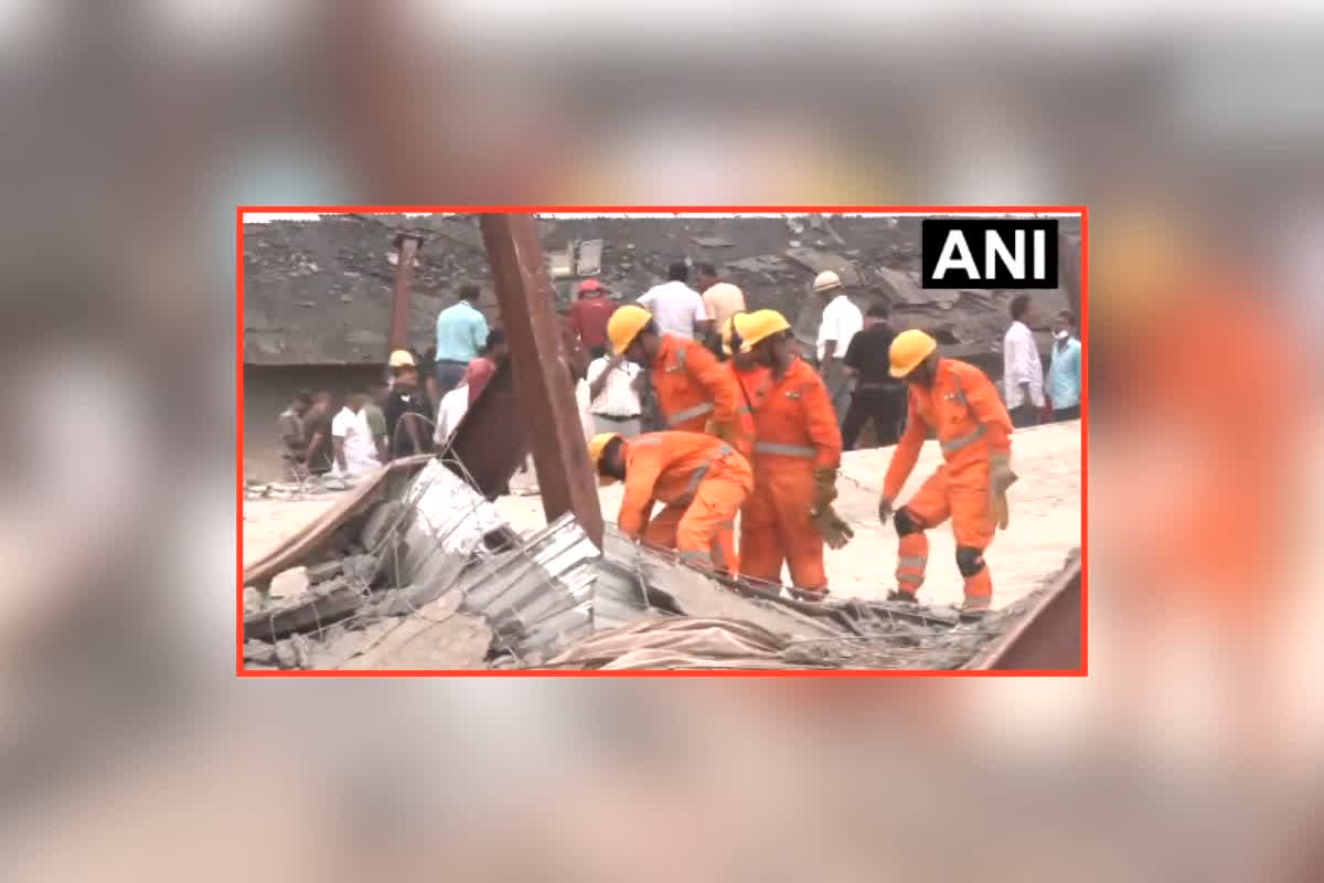Kolkata Warehouse Collapses: निर्माणाधीन गोदाम की छत ढही, मलबे में दबे लोगों को बचाने के लिए जारी है बचाव कार्य, गंभीर रूप से घायलों का इलाज जारी