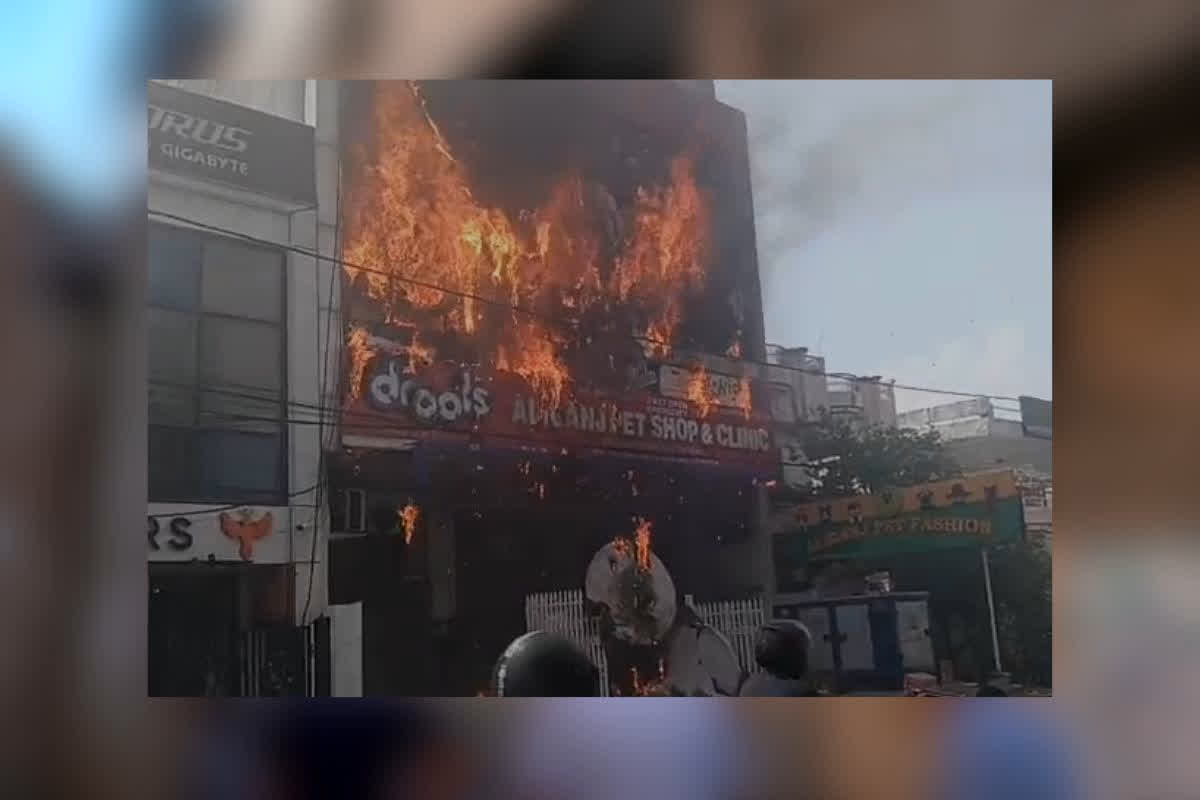 Lucknow Coaching Center Fire News : यूपी अग्निकांड को लेकर दिल्ली तक हलचल, कुछ ही देर में लखनऊ पहुंचे राजनाथ सिंह, मृतकों के परिजनों को इतने लाख रुपए मुआवजा देगी योगी सरकार