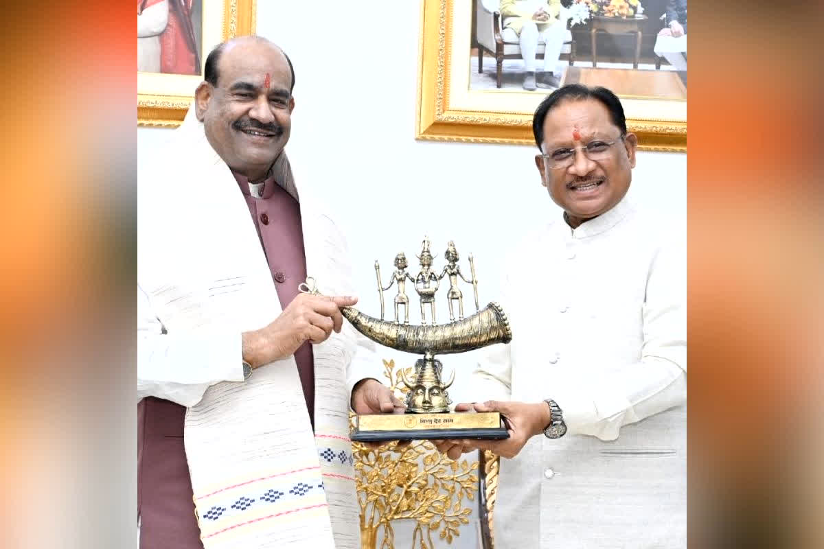 Om Birla Meets Vishnu Deo Sai : राजधानी पहुंचे लोकसभा अध्यक्ष ओम बिरला, CM साय से मुलाकात में हुई अहम चर्चा, इस खास भेंट ने खींचा ध्यान