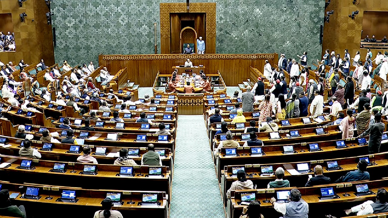 Parliament Monsoon Session: लोकसभा में पास हुआ पेपर लीक से जुड़ा संशोधन बिल, कार्यवाही कल तक के लिए स्थगित, राहुल के ‘इडियट’ शब्द बोलने पर सदन में हंगामा