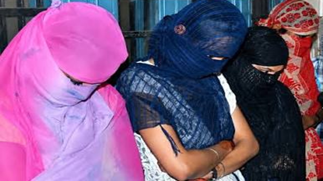 Nainital Sex Racket: यहां के जंगल में चल रहा था सेक्स रैकेट! आपत्तिजनक हालात में पकड़े गए 52 लड़के-लड़कियां, रिसार्ट में शराब सहित इन चीजों की भी थी व्यवस्था