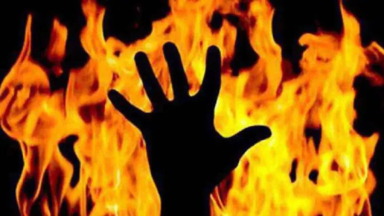 UP News: ‘साहब.. किसी और के साथ चल रहा पत्नी का चक्कर’… युवक ने कलेक्टर कार्यालय में की आत्मदाह की कोशिश, सुरक्षाकर्मियों ने ऐसे बचाई जान