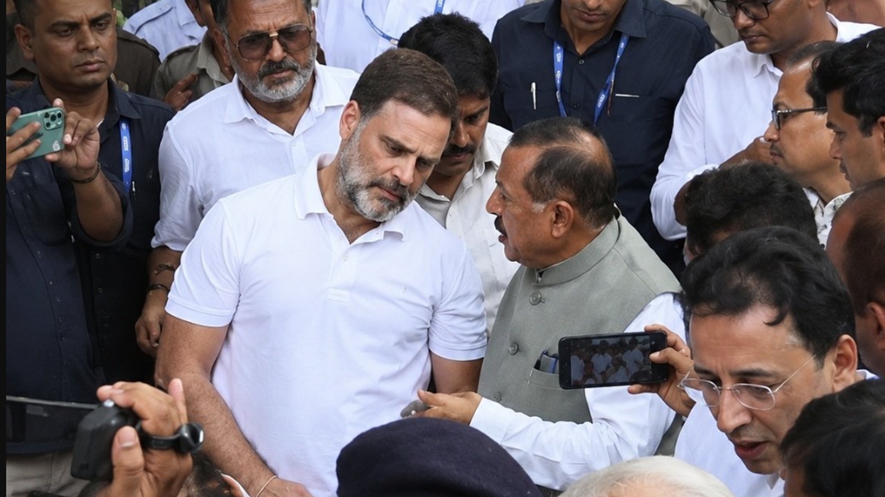 Congress Leader Protest: राहुल गांधी ने अचानक बदल दी अपनी मांग! मंत्री जितेंद्र सिंह के सामने पहले इस बात पर भरी थी हामी, कुछ देर बाद कहा- हमें इस्तीफा भी चाहिए