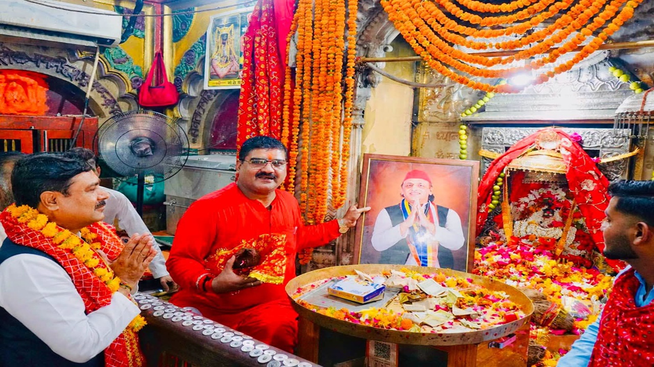 UP Political News: देवी मां के बराबर अखिलेश की तस्वीर रखकर कार्यकर्ताओं ने की पूजा, भड़के भाजपा नेता डॉ. लालजी प्रसाद निर्मल, कहा- खुद को भगवान समझते हैं सपा सुप्रीमो