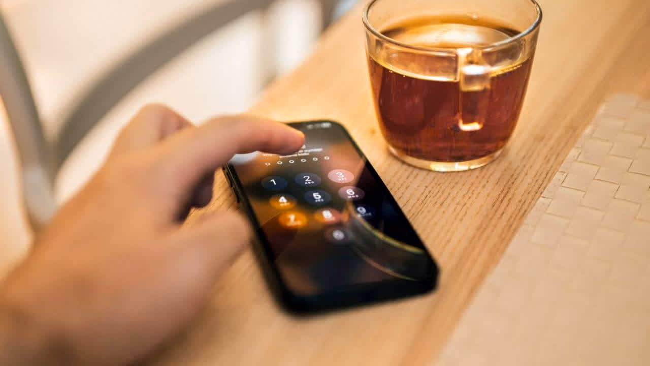 Android 17 Security Features: एंड्रॉयड 17 का सबसे तगड़ा अपडेट! एक छोटी गलती और फोन हो जाएगा पूरी तरह लॉक, ये नया फीचर जानकर आप चौंक जाएंगे!