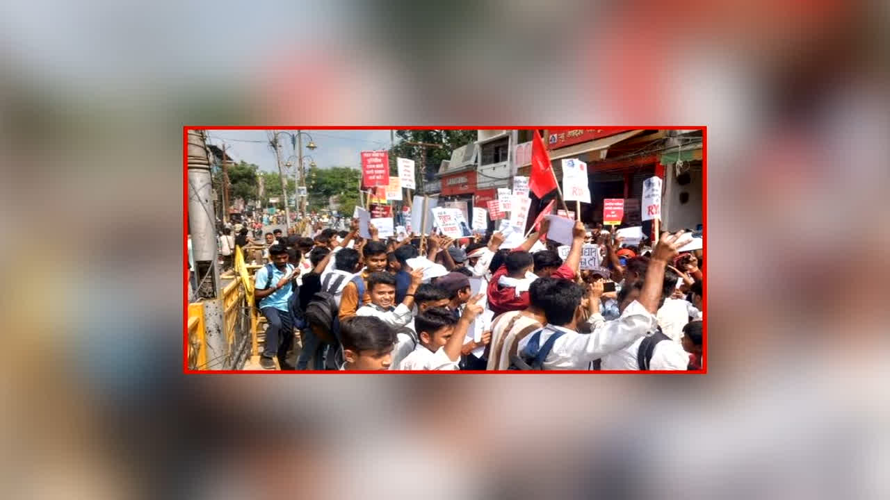Bihar Student Protest News: बिहार में बंद के दौरान कई जिलों में उग्र हुए छात्र, कहीं किया पथराव, तो कहीं की आगजनी, एक क्लिक में जानें प्रदर्शन का पूरा हाल