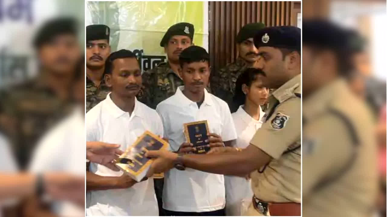 Bijapur Naxal Surrender Today: छत्तीसगढ़ में लाल आतंक को बड़ा झटका, इतने हार्डकोर नक्सलियों ने किया सरेंडर, लाखों का था इनाम