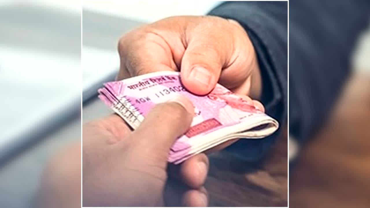 Chhattisgarh ACB Raid: 1 लाख रुपये की रिश्वत लेते जिला अस्पताल का सिविल सर्जन गिरफ्तार, देर रात ACB ने रंगे हाथ दबोचा, जानें किस काम के बदले मांगे थे घूस