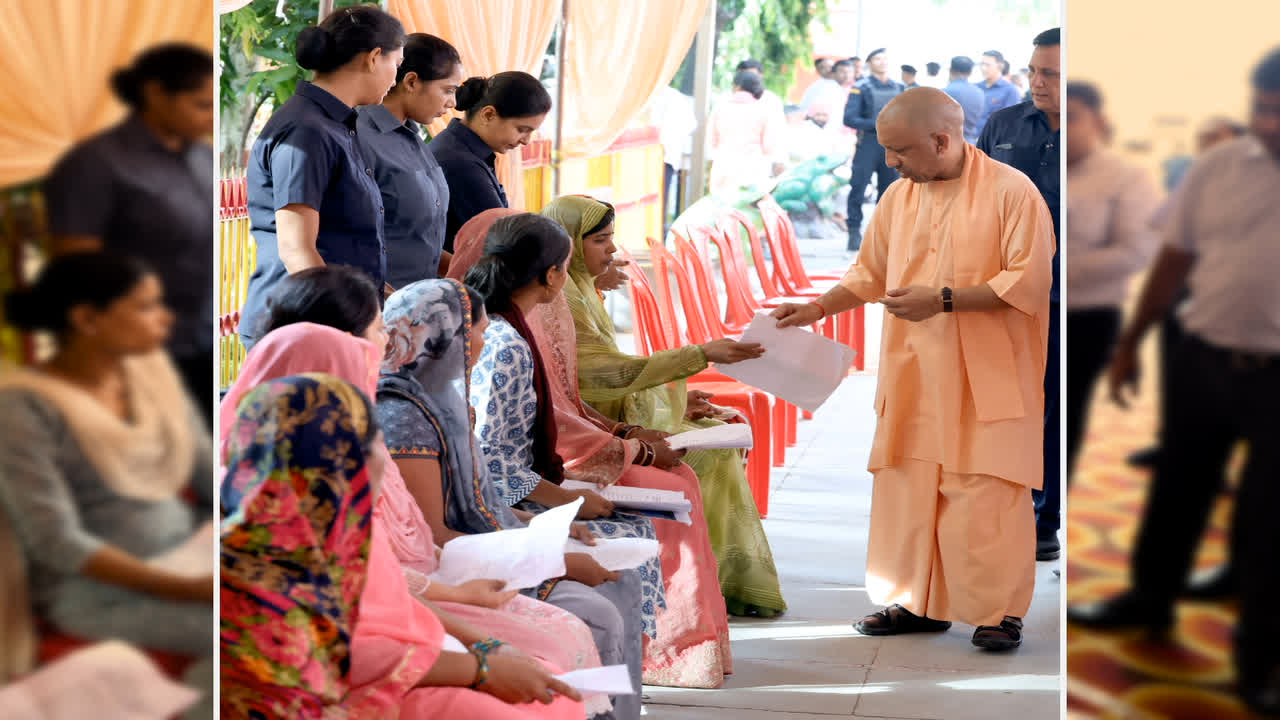 Guru Purnima 2026: गुरु पूर्णिमा पर सीएम योगी ने गोरखनाथ मंदिर में महायोगी गोरखनाथ का विशिष्ट पूजन कर गुरुजनों को नमन किया
