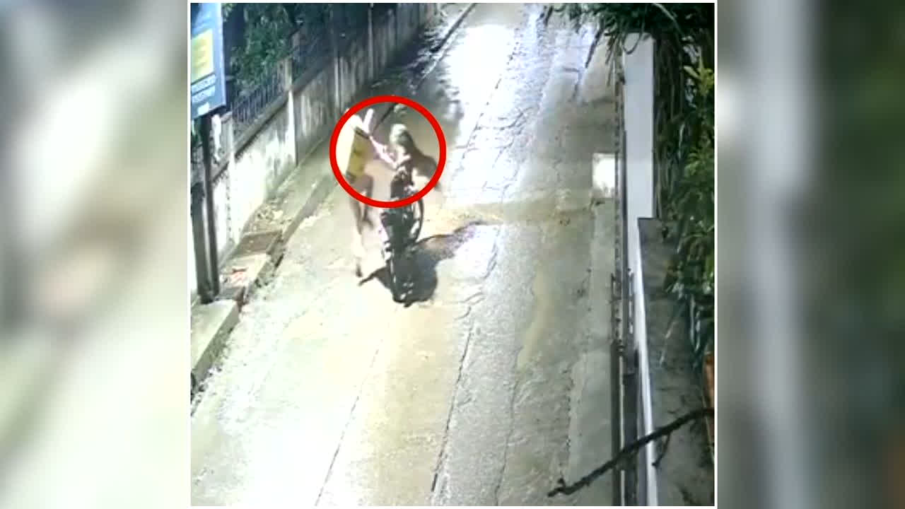 Leopard Delivery Boy Attack Video: रात के अंधेरे में खौफनाक घटना, डिलीवरी बॉय पर टूट पड़ा तेंदुआ, देखें रोंगटे खड़े कर देने वाला वीडियो