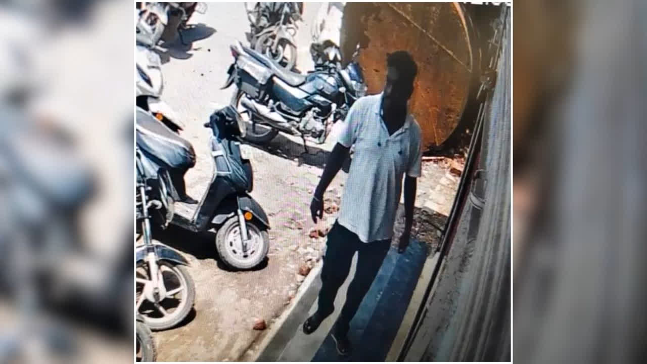Janjgir Champa News: शहर में दिनदहाड़े उठाईगिरी, बाइक की डिक्की खोलते ही किसान के उड़े होश…. CCTV में कैद हुआ शातिर