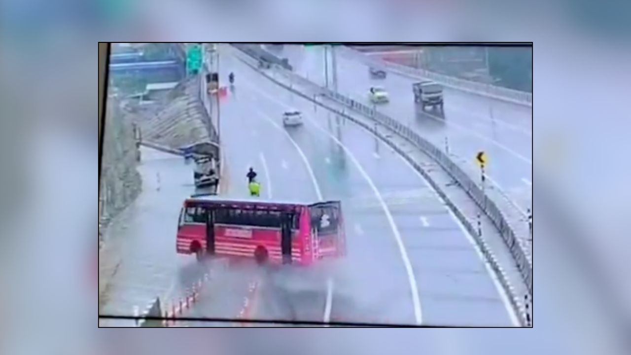 Kerala Bus Crash : 25 मीटर तक फिसली बस, फिर हुआ ऐसा धमाका कि दो हिस्सों में बंट गई! CCTV में कैद हुआ खौफनाक हादसा, रोंगटे खड़े कर देगा VIDEO
