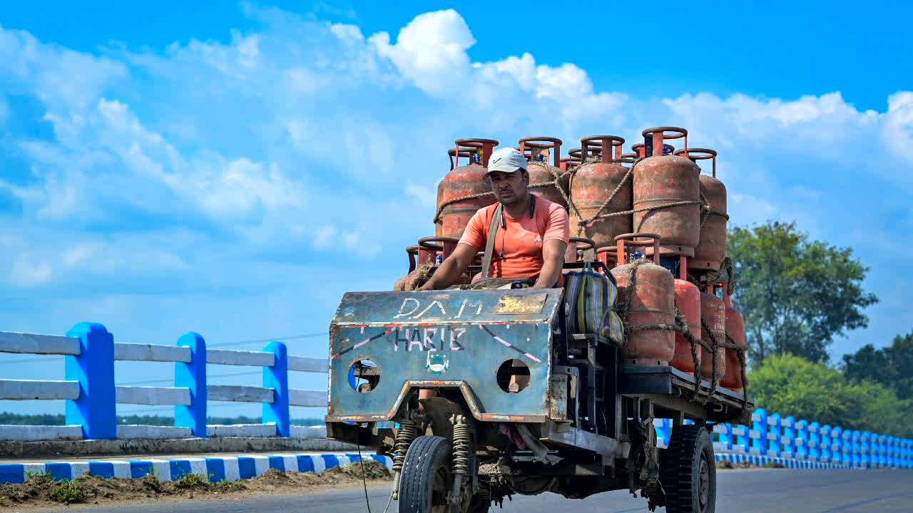 LPG Cylinder Home Delivery Charges: अब घर तक गैस पहुंचाने के लिए लगेगा 25 रुपये का शुल्क, आप भी मंगाते हैं LPG सिलेंडर? तो जान लें नया नियम