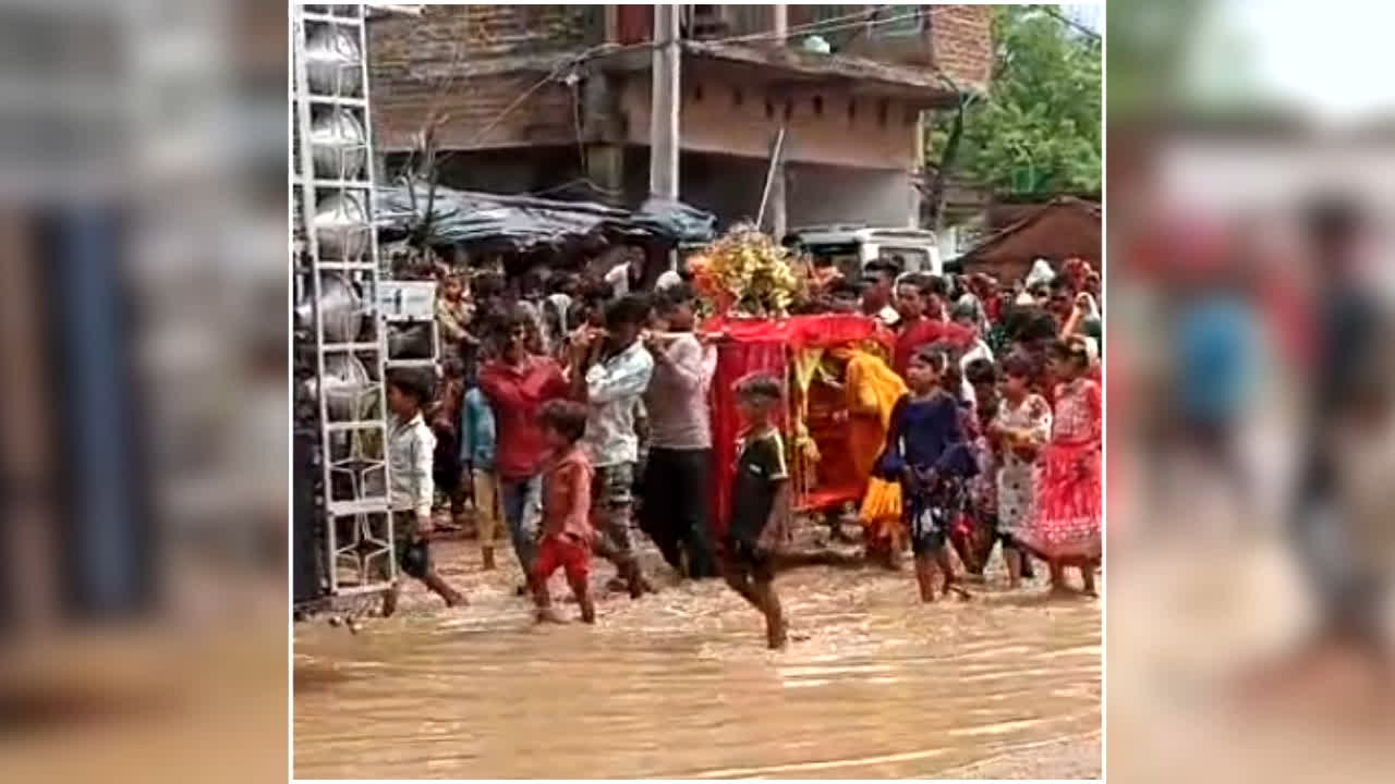 MP Dulhan Ki Vidai Ka Video: घुटनों तक पानी में निकली बेटी की डोली, इमोशनल वीडियो देख आपके भी आंखों में आ जाएंगे आंसू