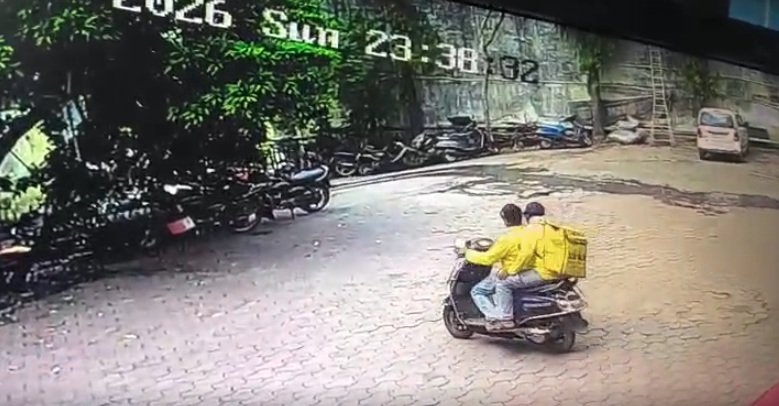 Gwalior Loot Video: दिनदहाड़े 40 लाख की लूट से मचा हड़कंप, कारोबारी के कर्मचारियों को ऐसे बनाया निशाना, CCTV में कैद हुए लुटेरे