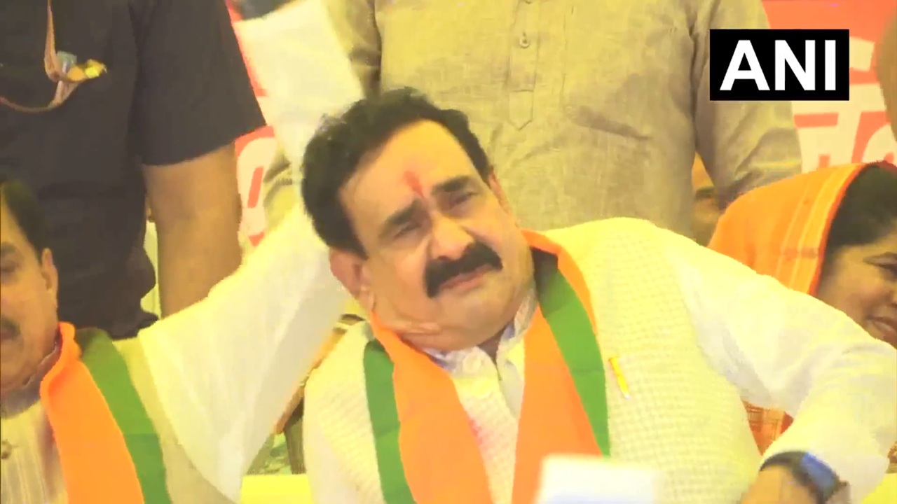Narottam Mishra Cry Video: भरे मंच में छलके डॉ. नरोत्तम मिश्रा के आंसू, बीच में ही छोड़ दिया भाषण, CM सहित भाजपा के ये दिग्गज नेता थे मौके पर मौजूद
