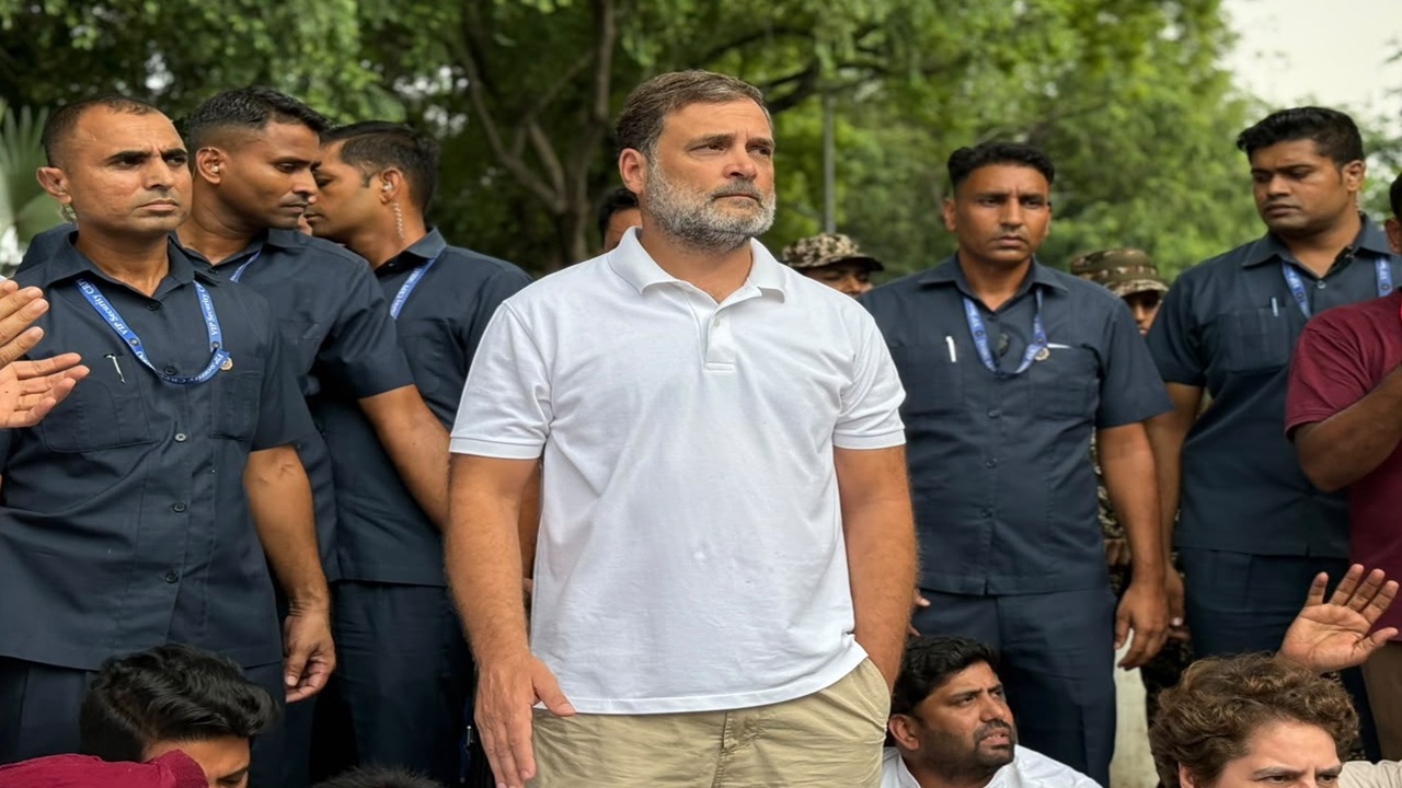Congress Leader Protest Update: राहुल गांधी समेत कई सांसदों को उठा ले गई पुलिस, पीएम हाउस के पास दे रहे थे धरना, जानिए क्या थी उनकी मांगे?