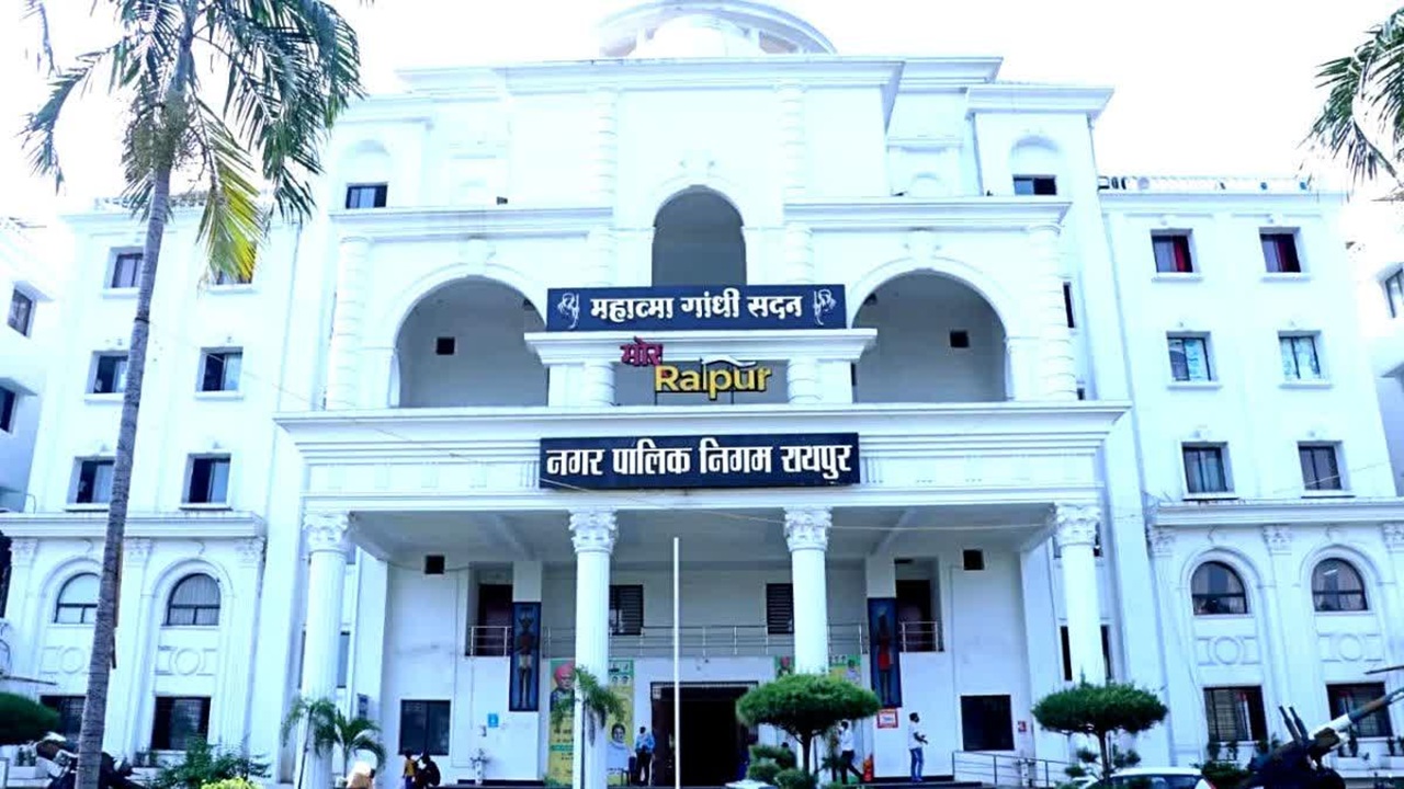 Raipur Nagar Nigam News: इन अहम मुद्दों पर चल रही थी रायपुर नगर निगम में चर्चा.. इधर मोबाइल में गेम खेलते और शॉपिंग करते दिखे अफसर, अब हो सकता है ये बड़ा एक्शन