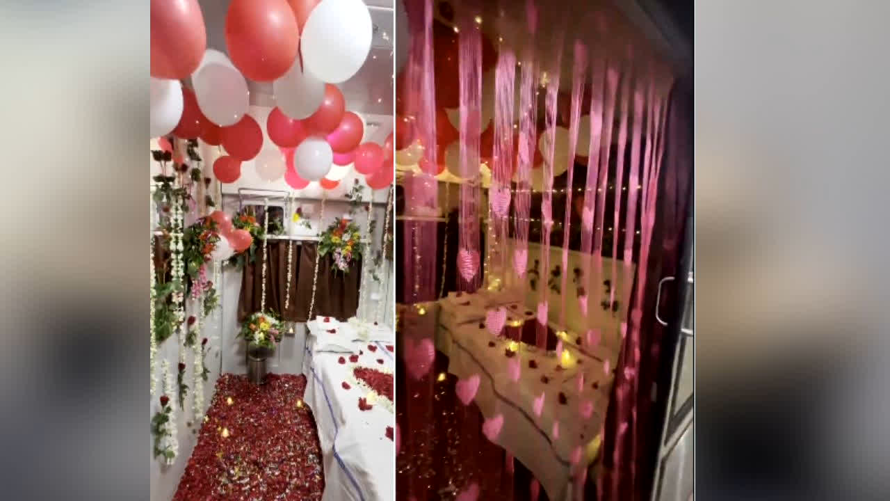 First AC Suhagrat Decoration Video : चलती ट्रेन के AC कोच में मनाई गई सुहागरात? फर्स्ट क्लास केबिन को बना दिया लग्जरी हनीमून सूट, Video देख रह जाएंगे दंग