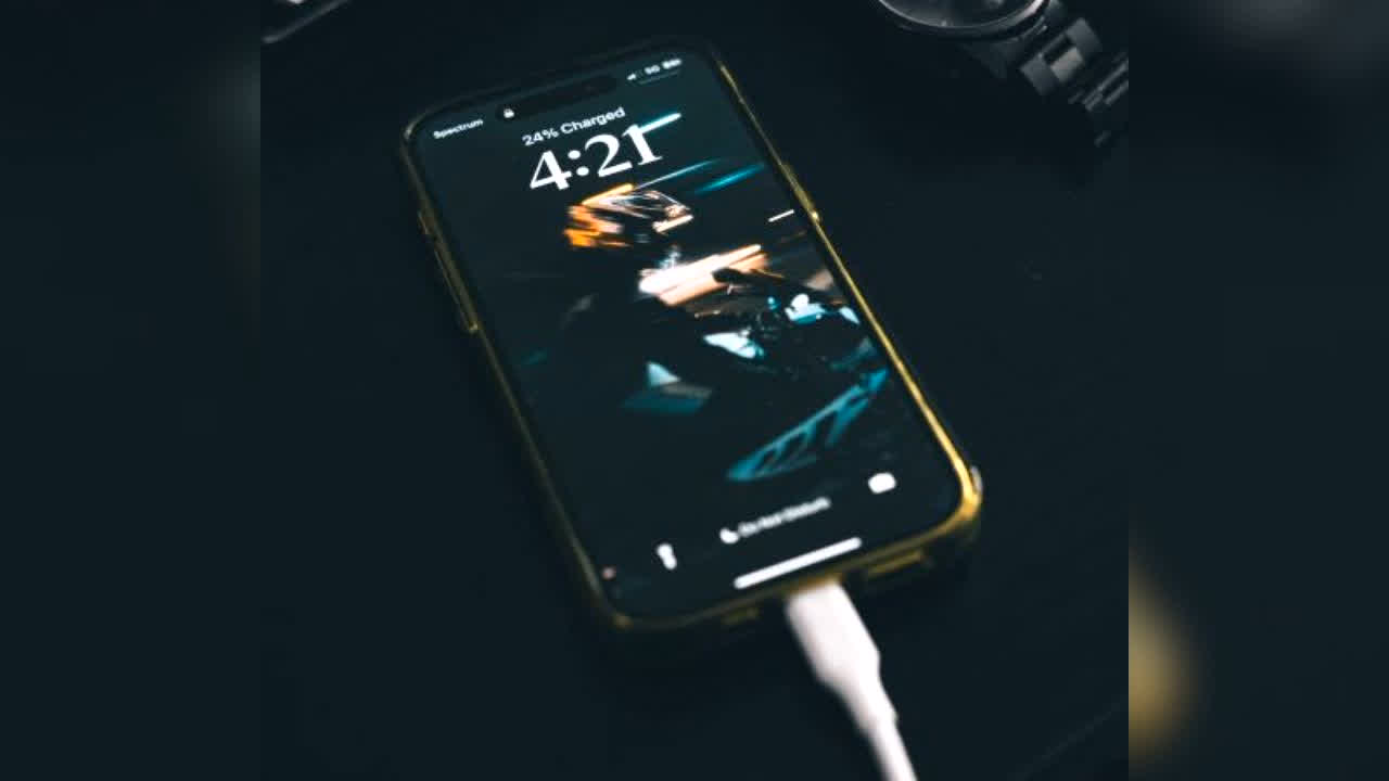 Smartphone Battery Life: बारिश के मौसम आते ही क्यों घटने लगती है फोन की बैटरी लाइफ? इसके पीछे की वजह ज्यादातर लोग नहीं जानते