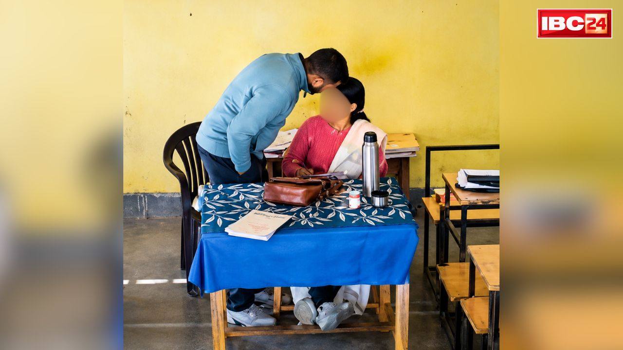 Teachers Obscene Latest Viral Video: क्लास रूम में गंदी हरकतें करते शिक्षक-शिक्षिका कैमरे में कैद.. लंच से पहले देखा दरवाजे की तरफ और फिर झुककर.. आप भी देखें