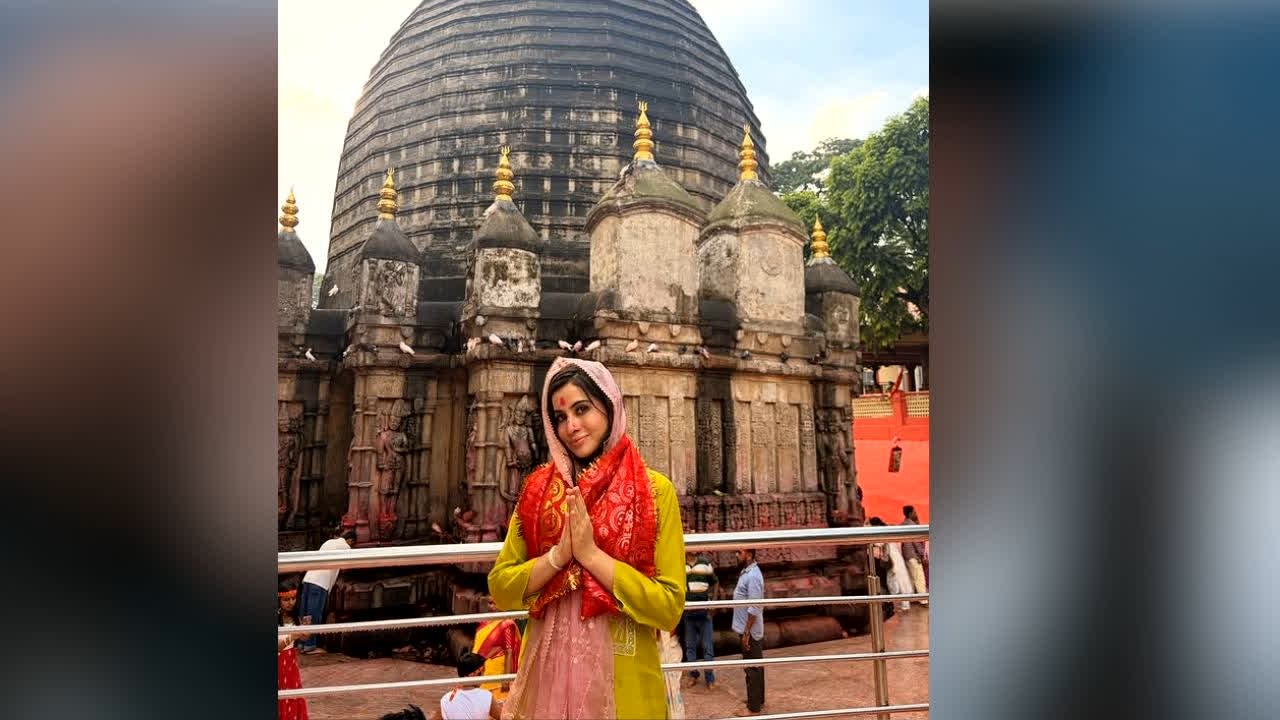Urfi Javed Kamakhya Devi Temple Visit Pics : क्या उर्फी जावेद बन गईं ‘रीता भारद्वाज’? अतरंगी लुक छोड़ इस नए अंदाज में आईं नजर, तस्वीरें देख छिड़ गई बहस