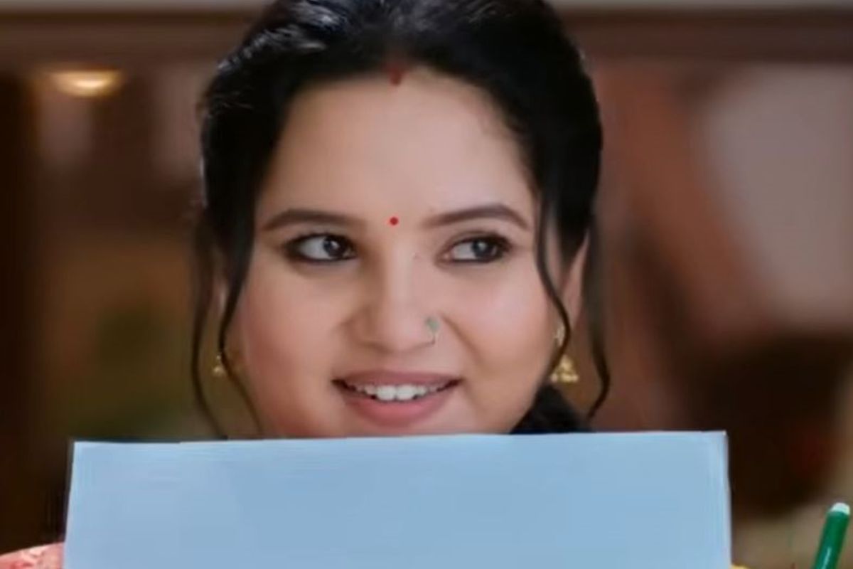 Vasudha Upcoming Twist: शर्माती मुस्कान और अंग्रेजी के तीन जादुई शब्द.. जब देव के हाथों लगेगा वसुधा का पहला लव-लेटर, तो क्या घर में मचेगा ग़दर?