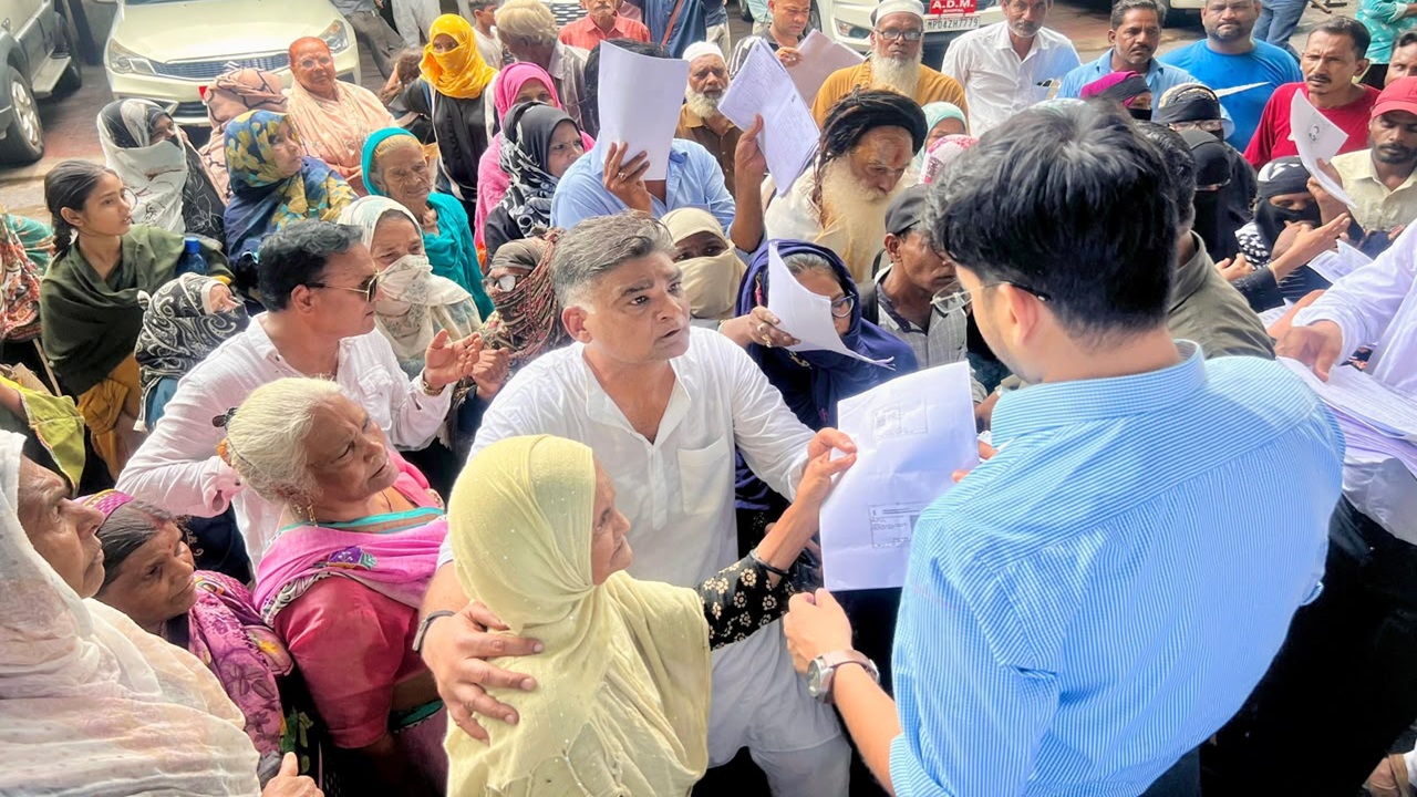 Action on Bhopal Dilapidated House: तोड़े जाएंगे राजधानी के 600 मकान! बारिश के मौसम में ही छीन जाएगा सिर से छत, रहवासियों ने कलेक्टर से लगाई मदद की गुहार