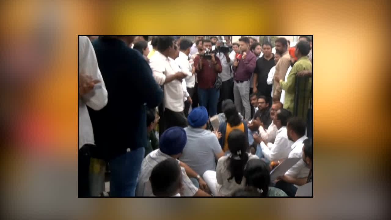 Deepak Baij in Khamhardih Police Station : ‘FIR नहीं तो धरना खत्म नहीं!’ 5 घंटे से थाने में दीपक बैज समेत डटे कई कांग्रेसी! पुलिस के सामने रखी बड़ी शर्त
