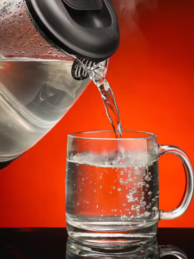 Hot Water Benefits: क्या आप भी पीते हैं गरम पानी? जानिए इसके 8 बेहतरीन फायदे