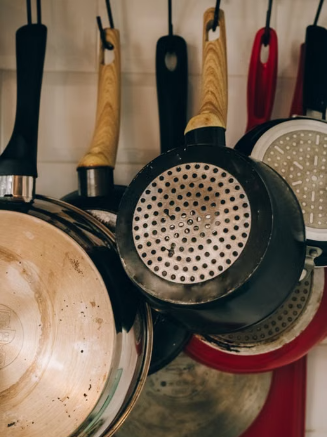 Dangerous Kitchen Utensils : सेहत के दुश्मन! आज ही अपनी रसोई से बाहर फेंकें ये 5 बर्तन, बन रहे हैं बीमारी की वजह