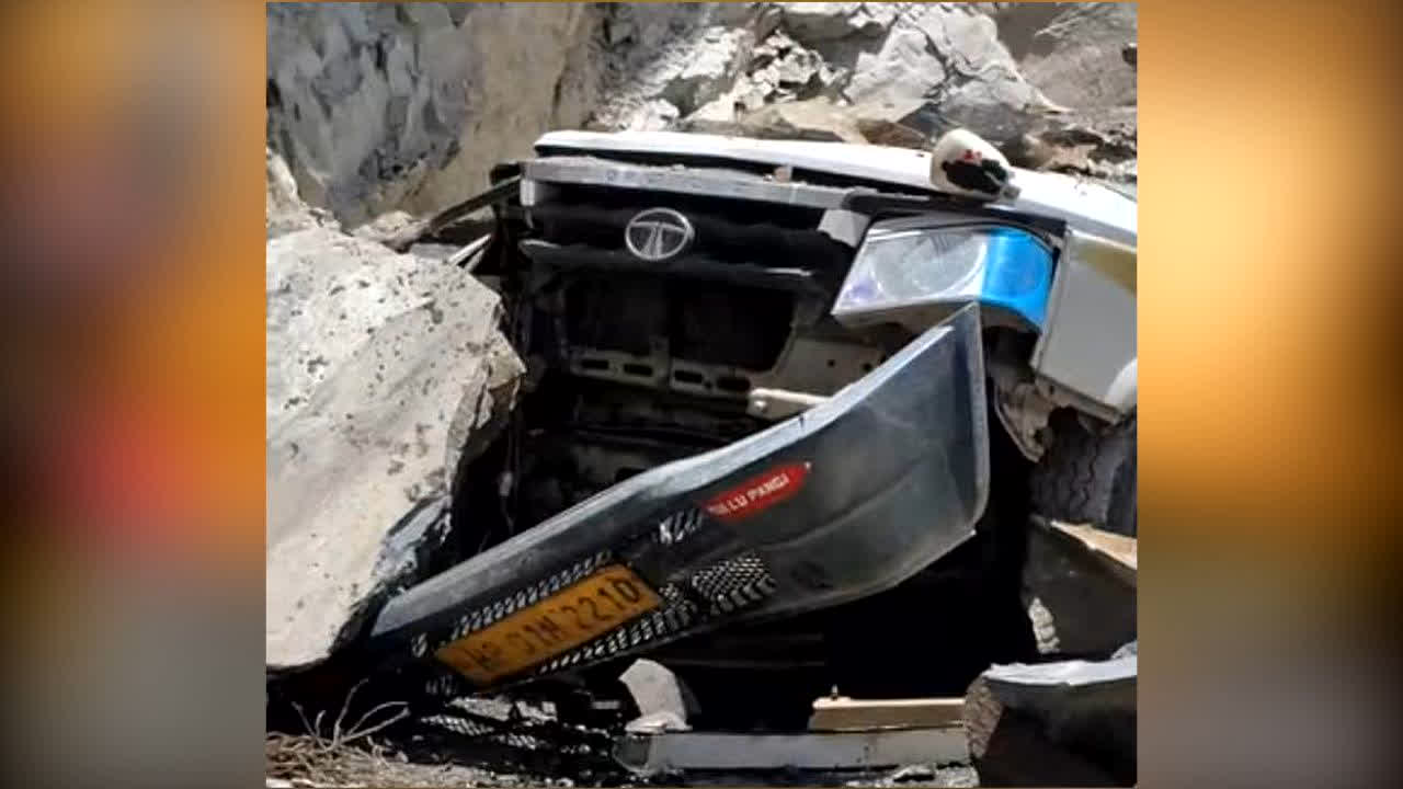 Himachal Pradesh 13 Dead In Landslide : पर्यटकों की गाड़ी पर आ गिरा सैकड़ों टन वजनी पहाड़! तस्वीरें देखकर कांप जाएगी रूह, एक साथ दर्जनभर से ज्यादा मौतों से पसरा मातम