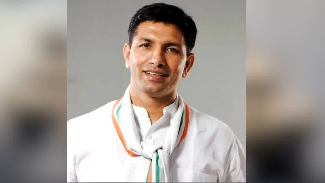 Jitu Patwari Brother Arrested : कांग्रेस प्रदेश अध्यक्ष के भाई पर पुलिस का बड़ा एक्शन! अचानक हिरासत में लेने से मचा सियासी हड़कंप, आखिर क्या है वजह ?