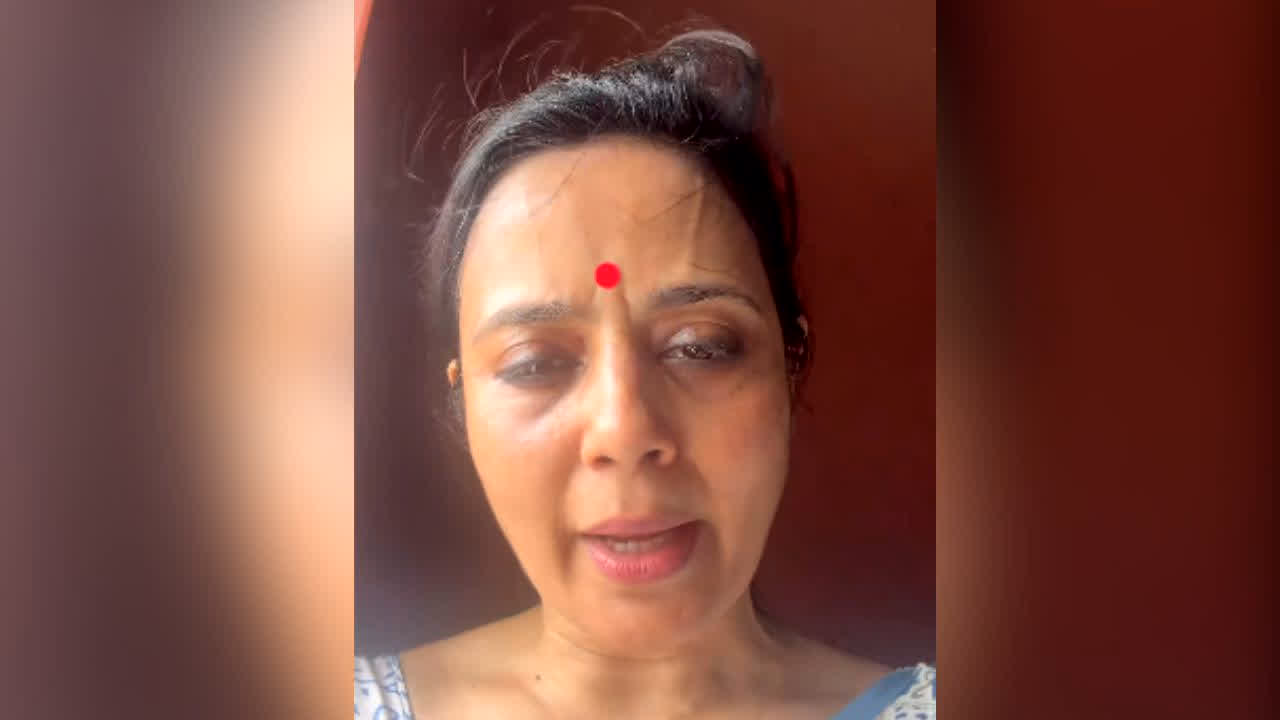 Egg Attacked On Mahua Moitra : TMC सांसद महुआ मोइत्रा पर फेंके गए अंडे- बैंगन, सोशल मीडिया पर LIVE आकर खोली पूरी कहानी