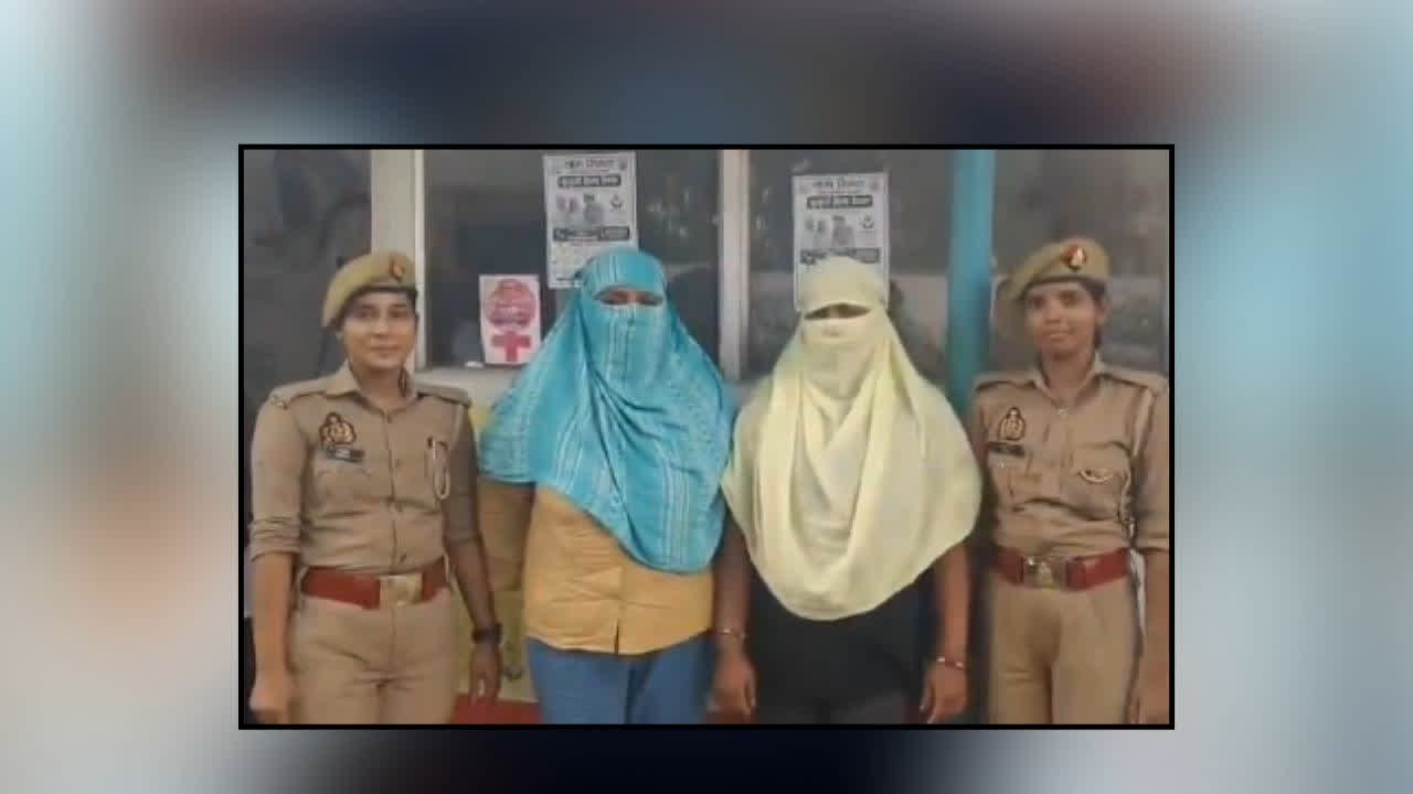 Varanasi Mardon ko Ashleel Ishare : राह चलते मर्दों से सरेआम छेड़छाड़ और गंदी हरकतें.. करती थी इस तरह के अश्लील इशारे.. दो जवान लड़कियां चढ़ी हत्थे