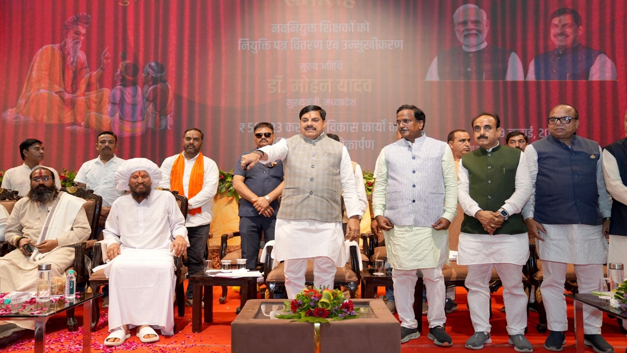 MP News: उज्जैन में खुलेगी धन्वंतरी मेडिकल यूनिवर्सिटी, 500 स्कूलों में चलेगा मिशन बुनियाद, CM मोहन यादव ने किया ऐलान