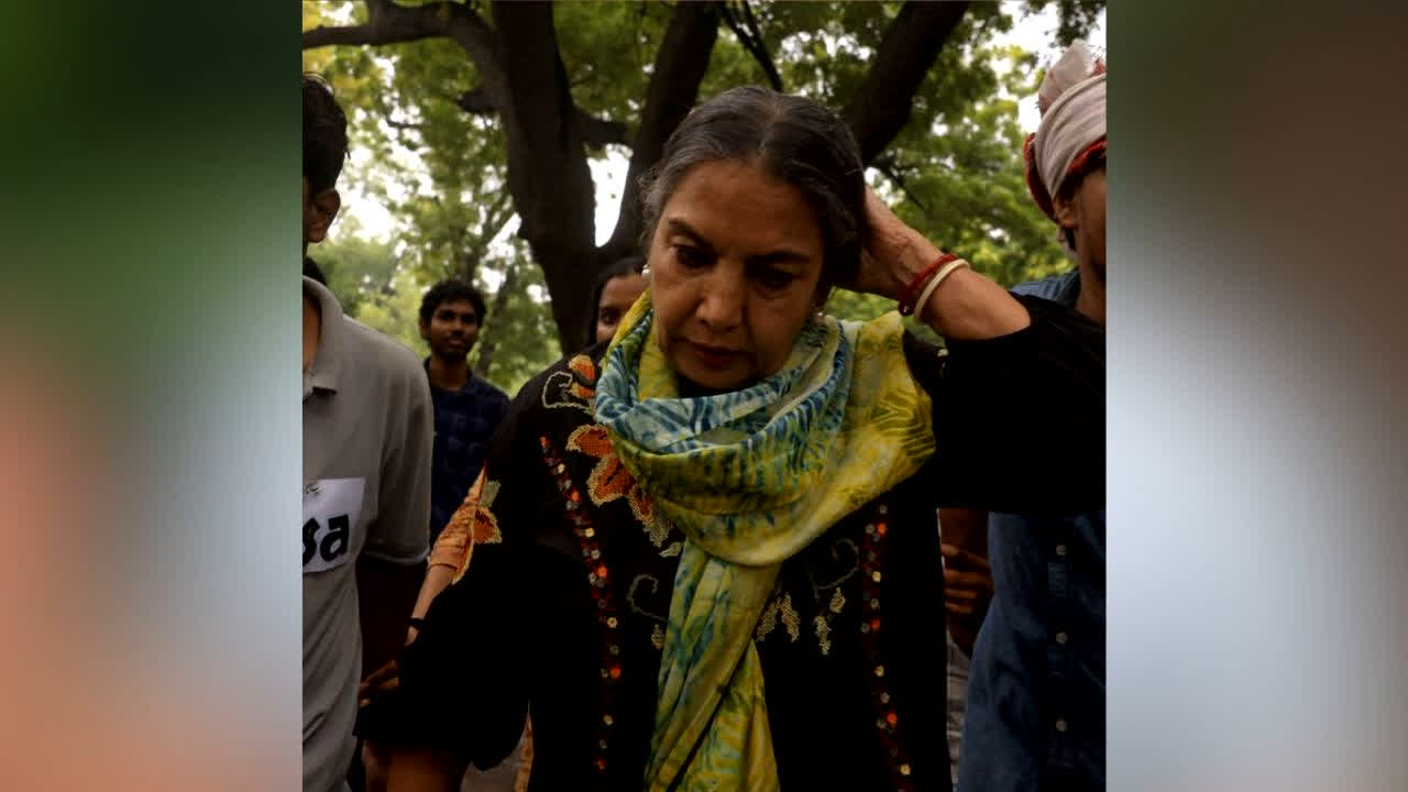 Shabana Azmi Swine Flu Positive : छात्रों का साथ देने उतरीं मशहूर एक्ट्रेस हुईं स्वाइन फ्लू पॉजिटिव! 102 बुखार में भी नहीं छोड़ा आंदोलन का साथ