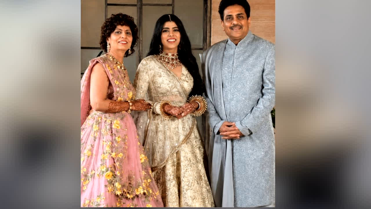Shailesh Lodha Daughter Swara Lodha Wedding : ‘तारक मेहता…’ के इस मशहूर एक्टर ने की बेटी की शाही शादी! उम्मैद भवन से सामने आईं रॉय