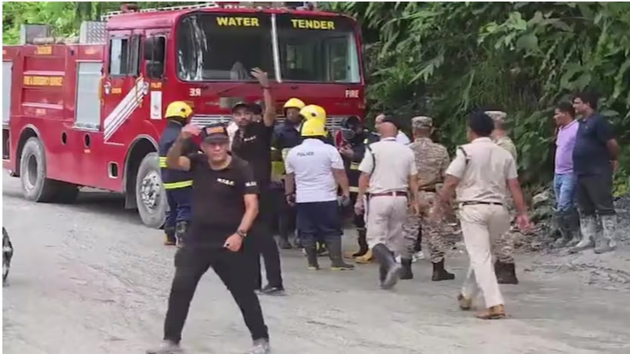 Sikkim Tunnel Landslide: यहां के निर्माणाधीन टनल में लैंडस्लाइड, काम कर रहे इतने मजदूर अंदर फंसे, इन दिक्कतों के बाद भी रेस्क्यू में जुटे बचावकर्मी