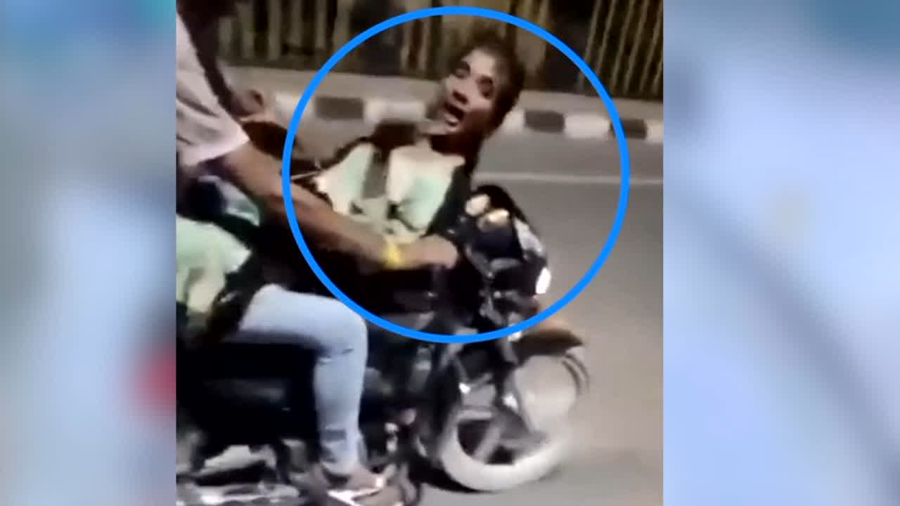 GF BF Viral Video In Highway : चलती बाइक की टंकी को बनाया बिस्तर! प्रेमी संग युवती कर रही थी ऐसा काम, टोकने पर बोली- “चलो निकलो… अपना काम करो”